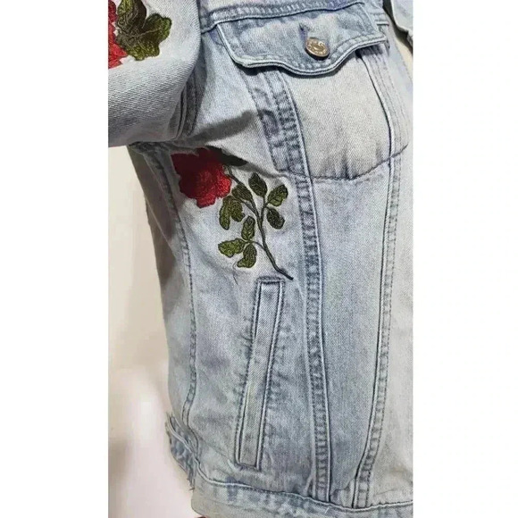 PacSun denim jacket embroidered roses womens size small fits like a med cute!! - Picture 4 of 6